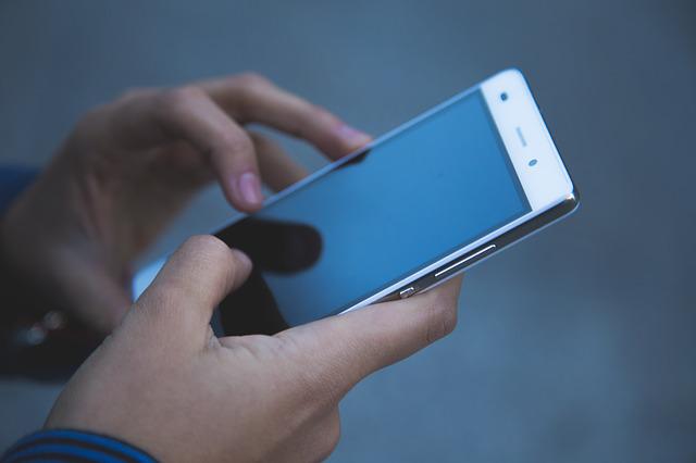 6 coisas perigosas que você faz com o celular diariamente